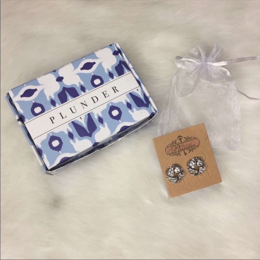 ⭐️moving- must sell💫  Plunder earnings